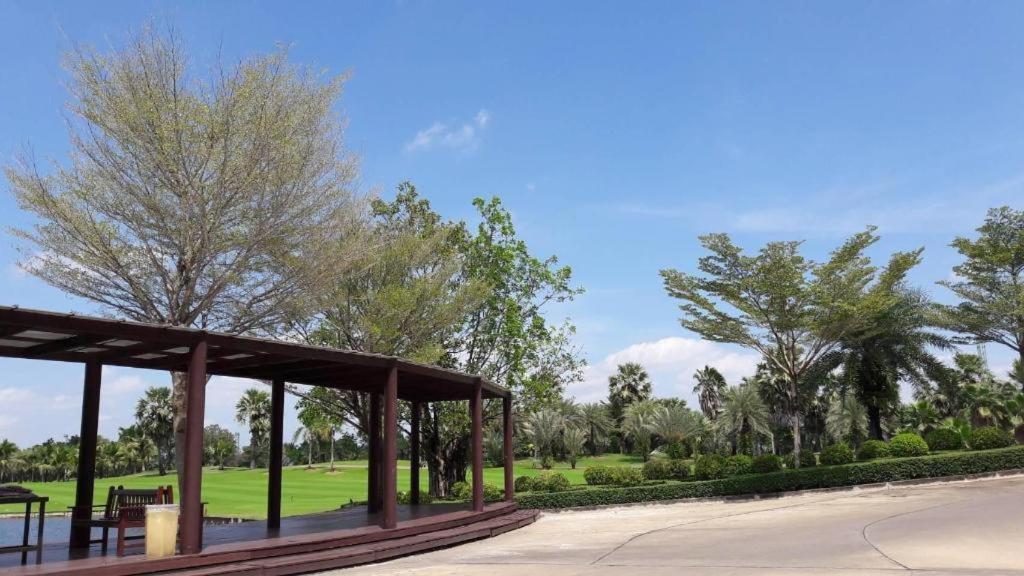 Hotel Suwan Golf & Country Club Nakhon Pathom Esterno foto