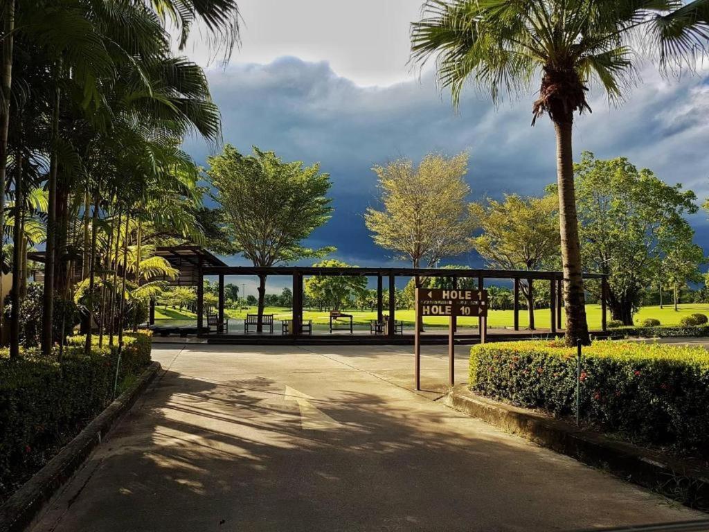 Hotel Suwan Golf & Country Club Nakhon Pathom Esterno foto