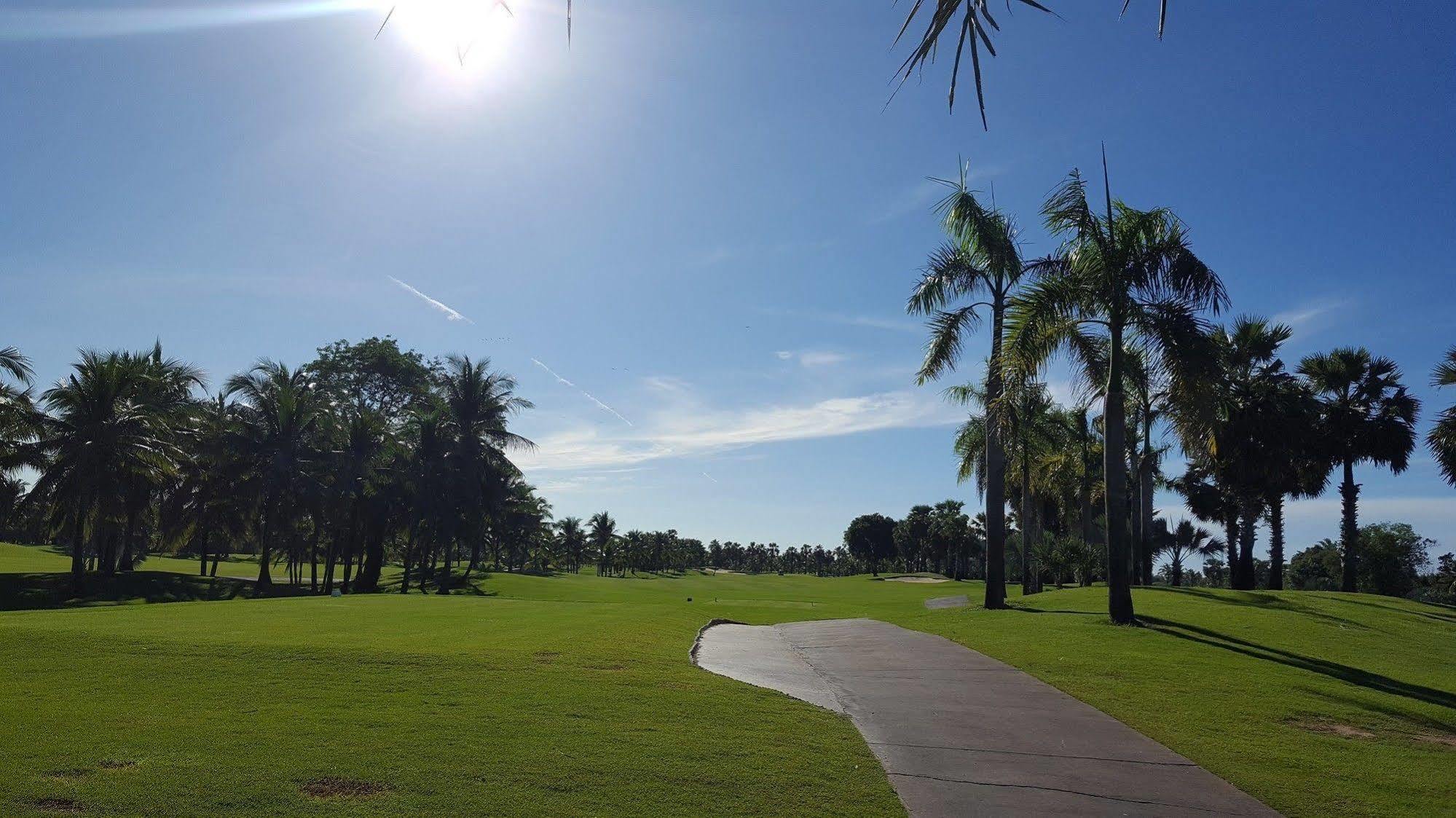 Hotel Suwan Golf & Country Club Nakhon Pathom Esterno foto