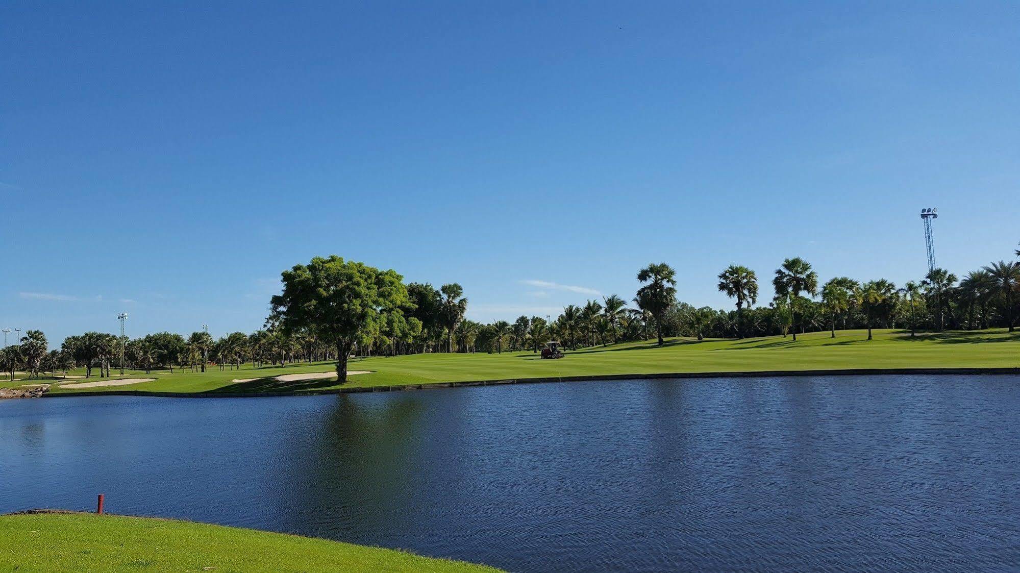 Hotel Suwan Golf & Country Club Nakhon Pathom Esterno foto