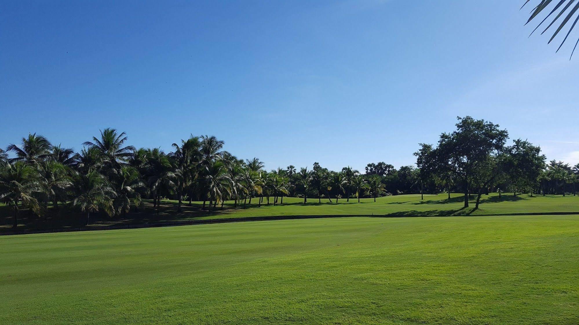 Hotel Suwan Golf & Country Club Nakhon Pathom Esterno foto