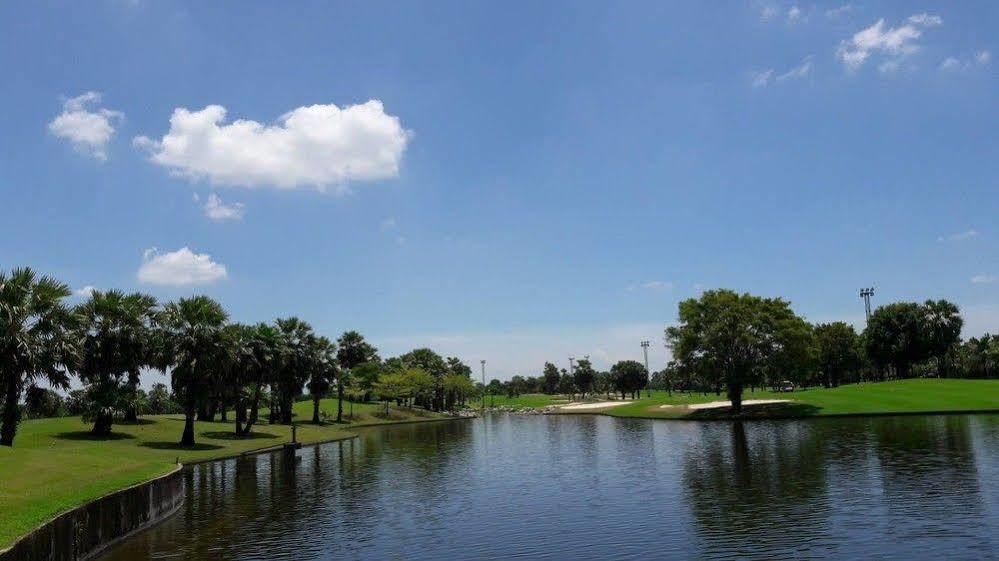 Hotel Suwan Golf & Country Club Nakhon Pathom Esterno foto